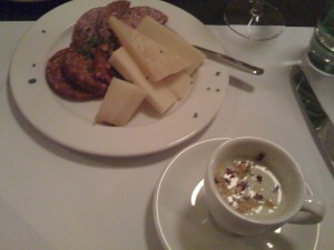 Fleisch und Käse mit Kräutersüppchen