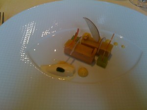 Des bâtonnets de foie gras de canard aux fruits coques et pommes, une crème légère et une glace aus maïs fumé.