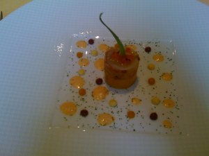 Un tartare de dorade royale sauvage, figues sèches et mangue citron, des St-Jacques mi-cuites à la fleur de sel noir de lave et fleurs de brocolis