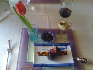 Puffreis mit Maracaibo Schokolade, Koriander-Thymianeis, Schwarze Kirschen mit Bittermandeln