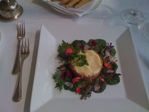 Tartar vom Piemonteser Rind mit Hollandaise Espuma, jungem Salat